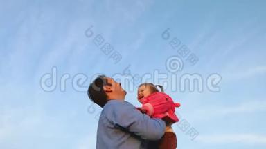 幸福家庭的观念.. <strong>爸爸</strong>把婴儿高高地抛向天空。 <strong>爸爸</strong>和他的小女儿在公园里玩。 <strong>爸爸</strong>扔了